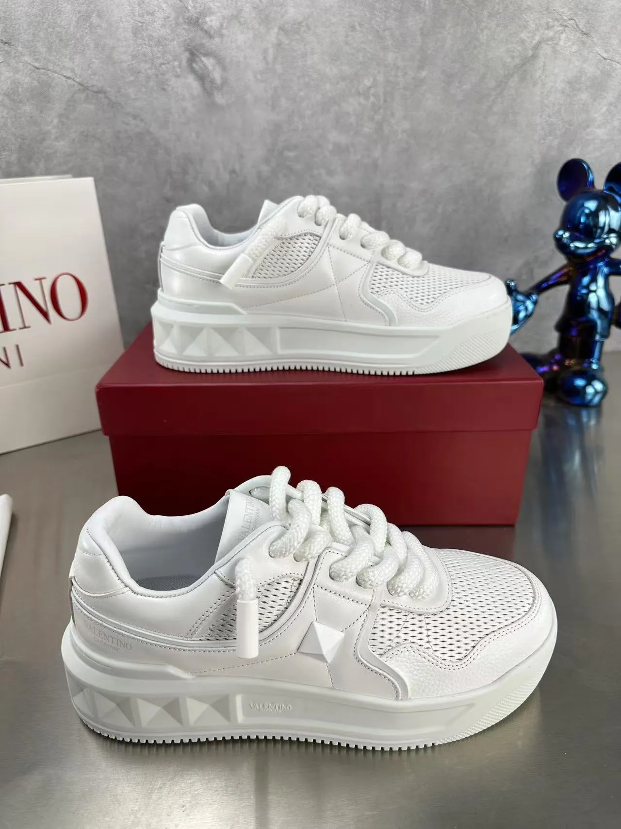 👟👟Ex-factory price 640👟👟 🔺Valentino🔺Valentino new casual shoes 2023 latest model hot style for catwalk couples, thick shoelaces, the same style as Elsa Hosk, Zhang Yixing, Guan Xiaotong and many other stars 🔥 Top version + lasting process, full oil edge on the upper. Fabric: Customized cowhide + cowhide lining with breathable mesh. Outsole: original molded TPU thickened outsole. Size for women is 35-40. Men’s size is 39-45.